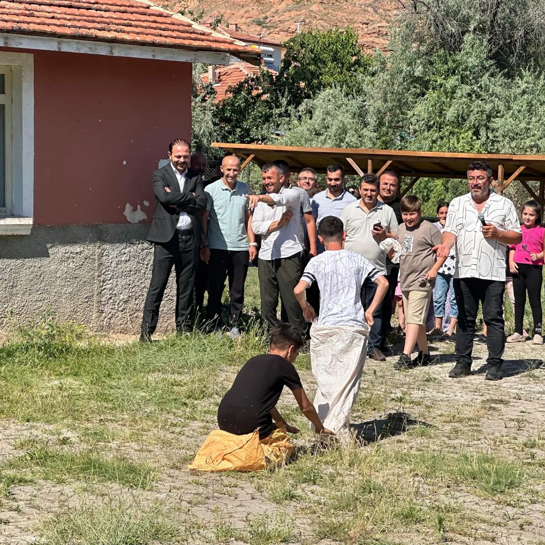 Bayramımızı Daha Da Güzelleştirdiler. Akyazı Derneğimizin Ilkini Düzenlemiş Olduğu Geleneksel Çocuk Eğlencesi Etkinliğine Katılım Sağladık. Yarışmalar Yaptık, Sohbet Ettik Ve Çok Eğlendik. Başta Dernek Başkanı (4)