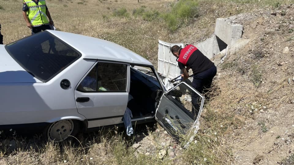 Dede Köyü Çıkışında Meydana Gelen Sıkışmalı Trafik Kazasına Ekiplerimizce Müdahale Edilmiş Olup Kazazedeler Sağlık Ekiplerine Teslim Edilmiştir. (1)