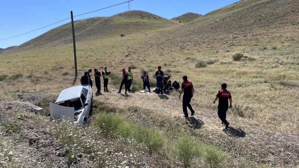 Dede Köyü Çıkışında Meydana Gelen Sıkışmalı Trafik Kazasına Ekiplerimizce Müdahale Edilmiş Olup Kazazedeler Sağlık Ekiplerine Teslim Edilmiştir. (3)