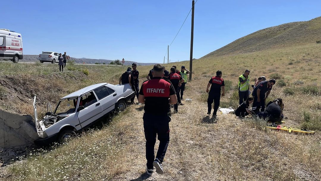 Dede Köyü Çıkışında Meydana Gelen Sıkışmalı Trafik Kazasına Ekiplerimizce Müdahale Edilmiş Olup Kazazedeler Sağlık Ekiplerine Teslim Edilmiştir.