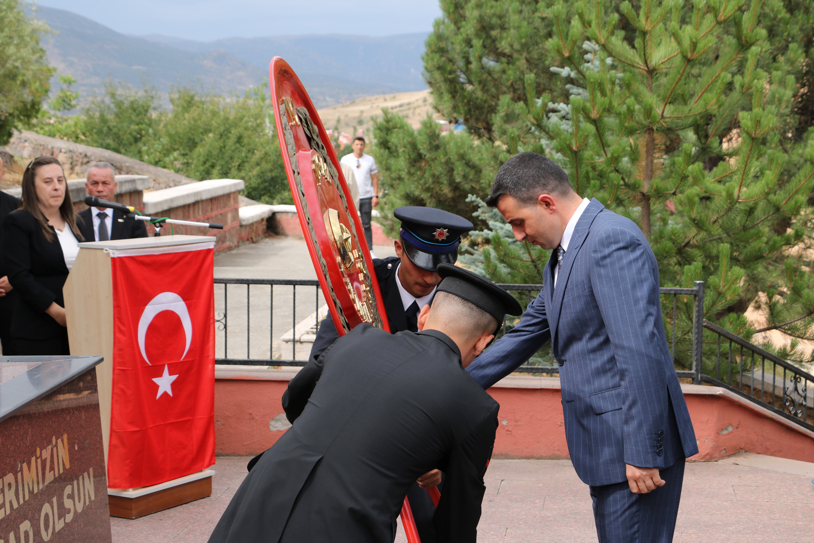 Ilgaz Kaymakamı Tarafından Ilgaz Şehitliğine Çelenk Bırakılıyor-1