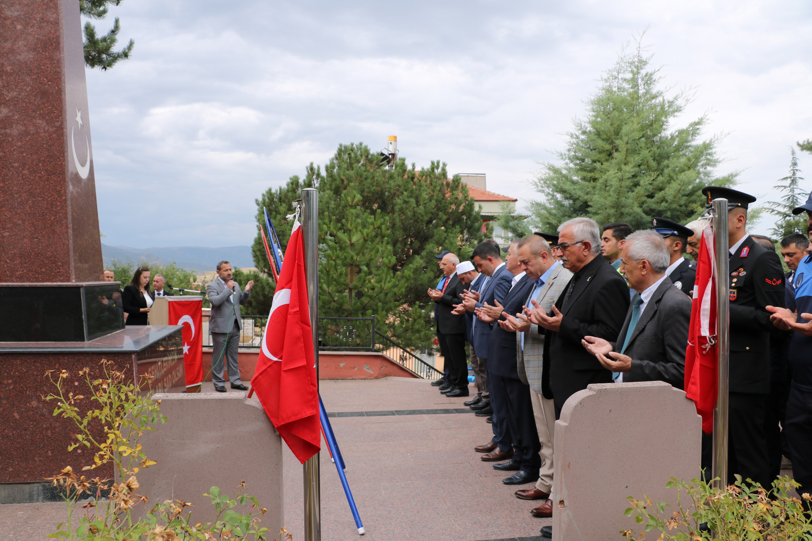 Ilgaz Kaymakamlığı Tarafından Ilgaz Şehitlik'te Düzenlenen Anma Töreninde Dua Ediliyor-1