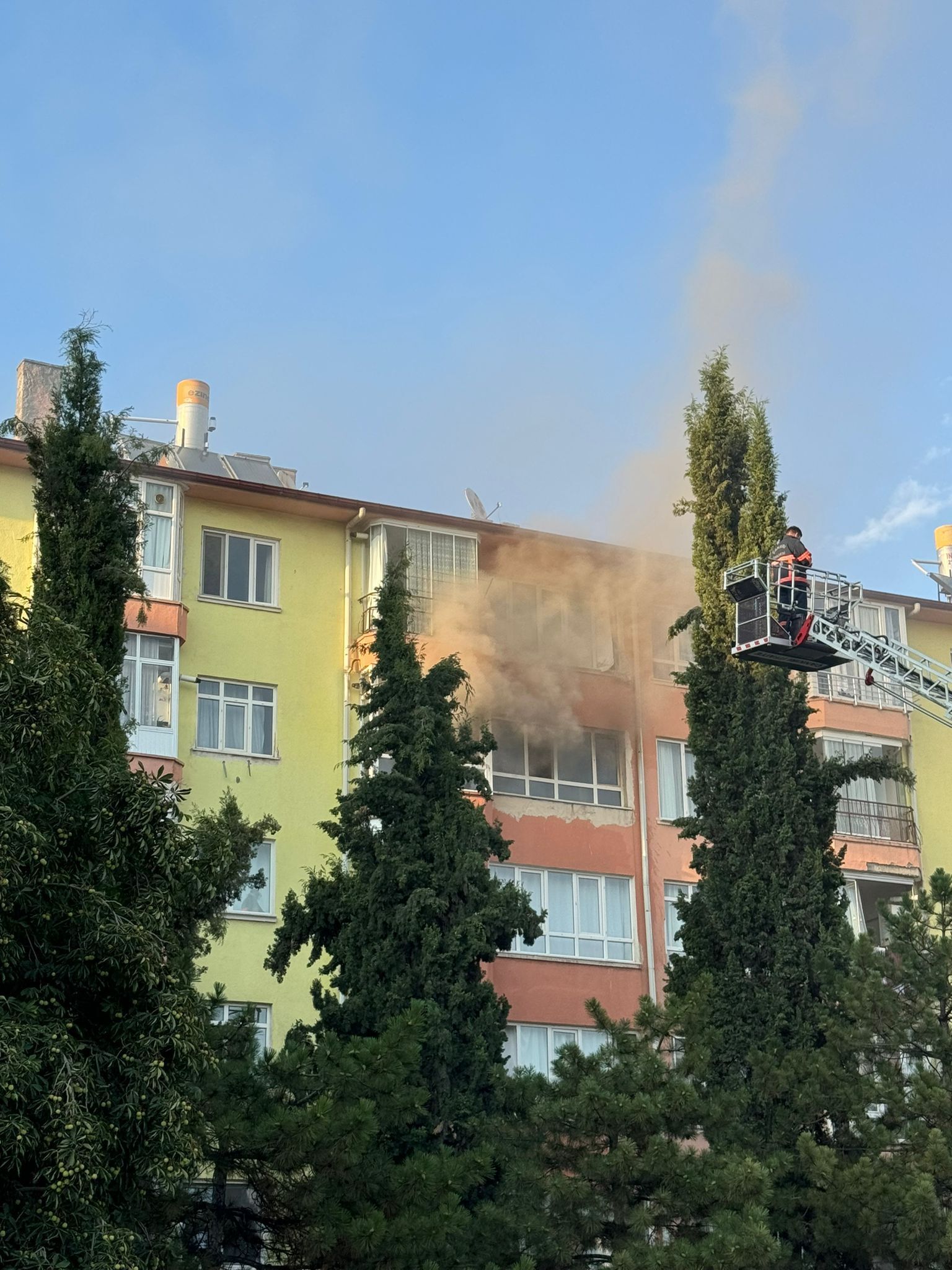 Çankırı Da 5 Katlı Apartmanda Yangın Genç Dumandan Etkilendi Ve Hastaneye Kaldırıldı1