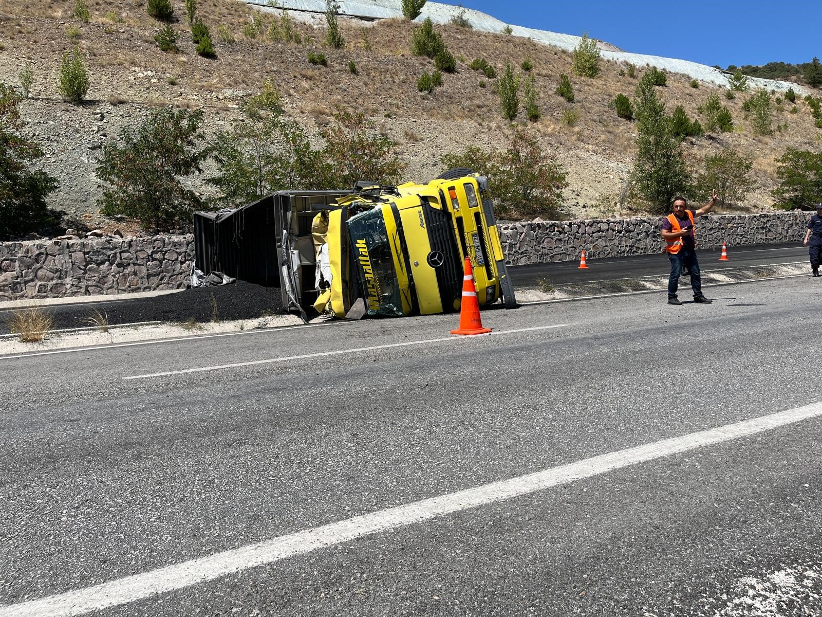 Çankırı Kastamonu Yolunda Kömür Yüklü Tır Devrildi! Trafik Felç Oldu1