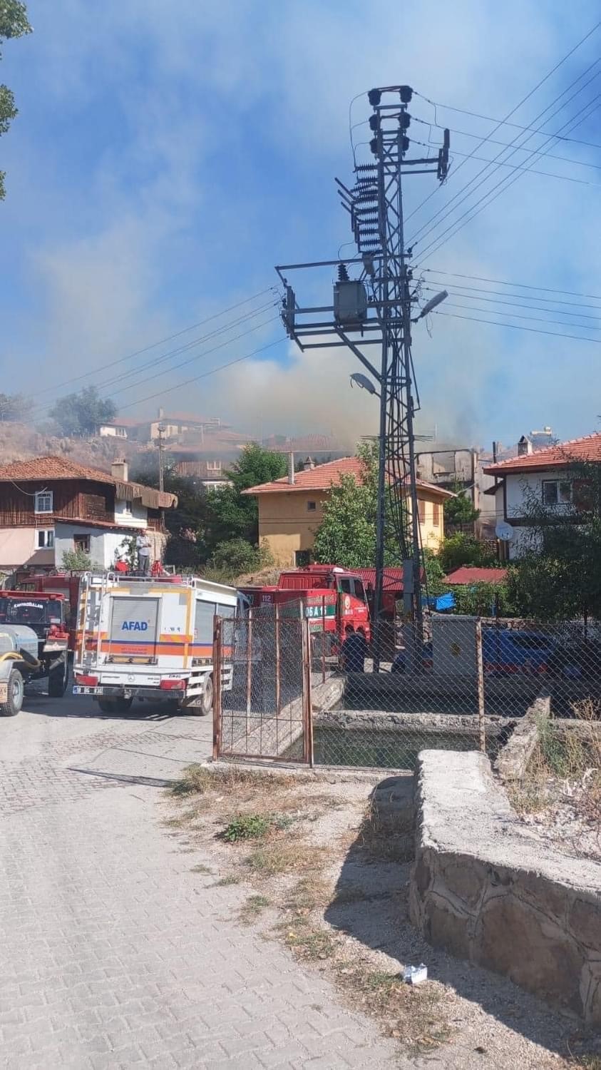 Çankırı'da Korkutan Yangın Üç Ev Küle Döndü!3