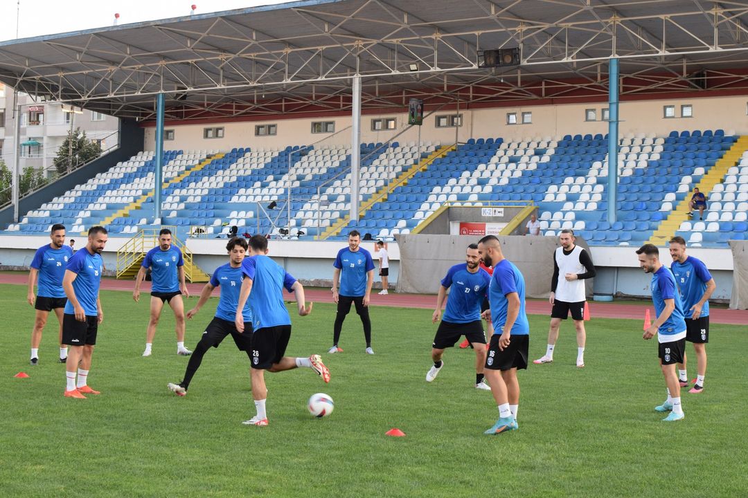 Futbol Takımımız Sezonun 3. Günün Ikinci Antrenmanını Atatürk Stadyumunda Yaptığı Antrenman Ile Devam Etti.takımımız, 2024 25 Sezonun Hazırlıklarını Çankırı Atatürk Stadyumunda Akşam Saatlerinde Yaptığı Isınma, Da (6)