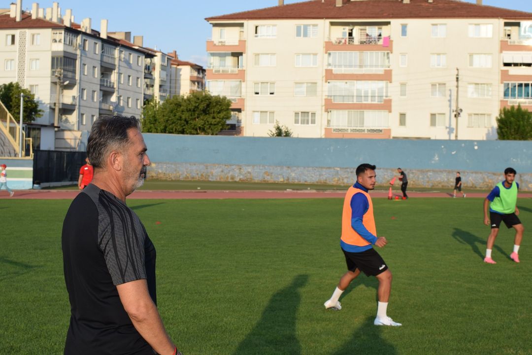 Futbol Takımımız Sezonun 3. Günün Ikinci Antrenmanını Atatürk Stadyumunda Yaptığı Antrenman Ile Devam Etti.takımımız, 2024 25 Sezonun Hazırlıklarını Çankırı Atatürk Stadyumunda Akşam Saatlerinde Yaptığı Isınma, Da (7)