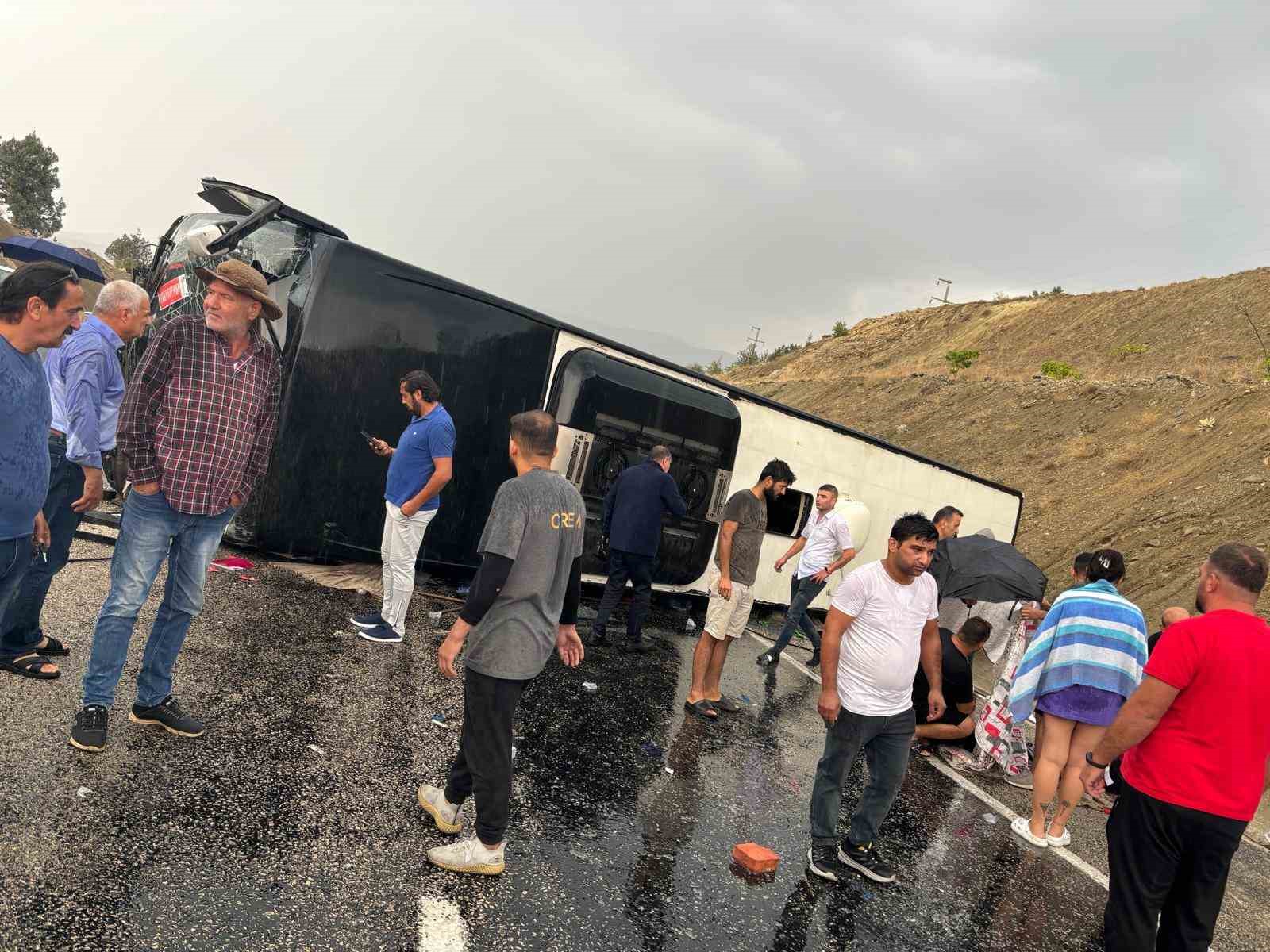 Antalya’da Yolcu Otobüsü Devrildi 10 Yaralı