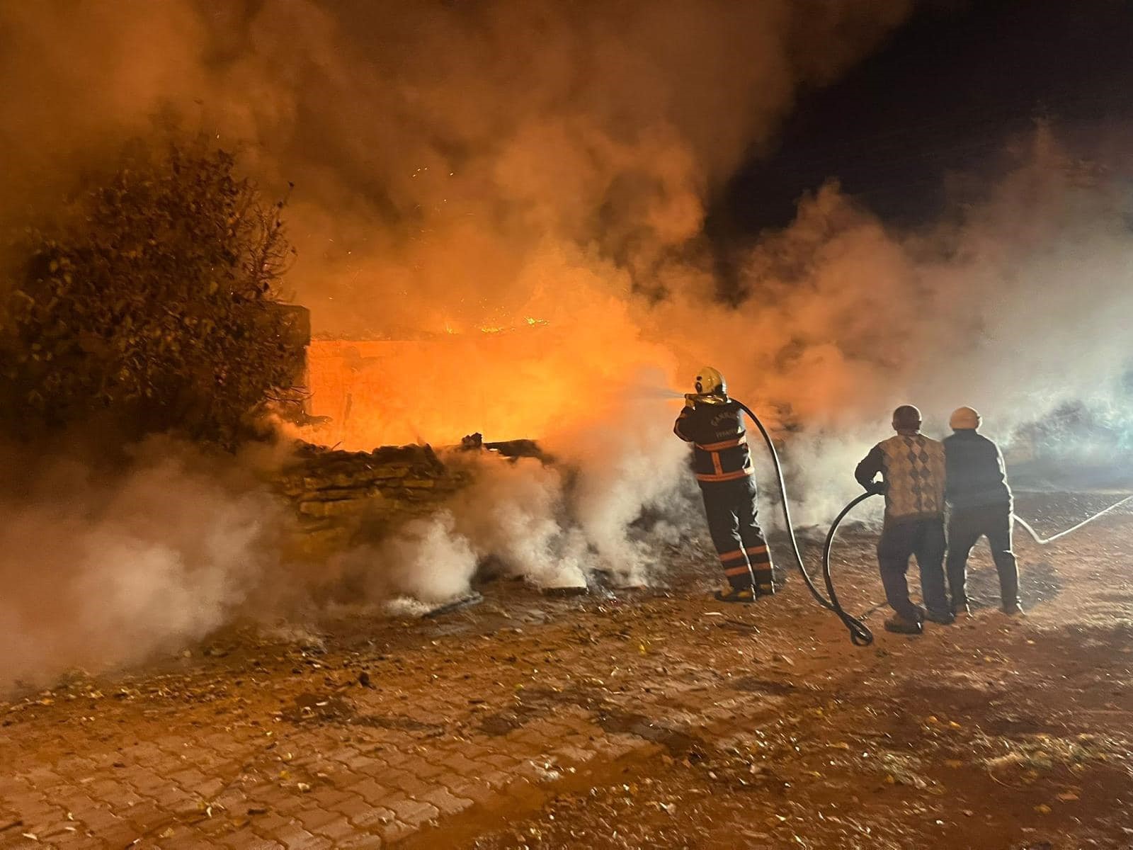 Çankırı’da Yangın Ev Alevlere Teslim Oldu! (1)