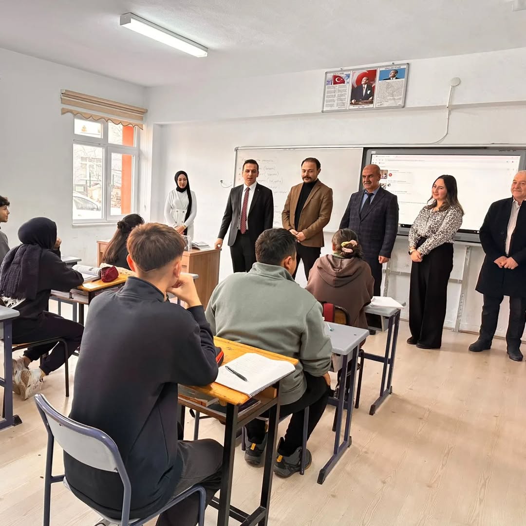 İlçe Kaymakamımız Sayın Mücahit Özkök Beyefendi Ilçe Amirlerimiz Ve Siyasi Temsilcilerimizle Birlikte 10 Aralık Dünya İnsan Hakları Günü'nü Kutla Sebebiyle Yapraklı İlk Ve Ortaokulu Ve Yapraklı Çok Programlı Anad (3)