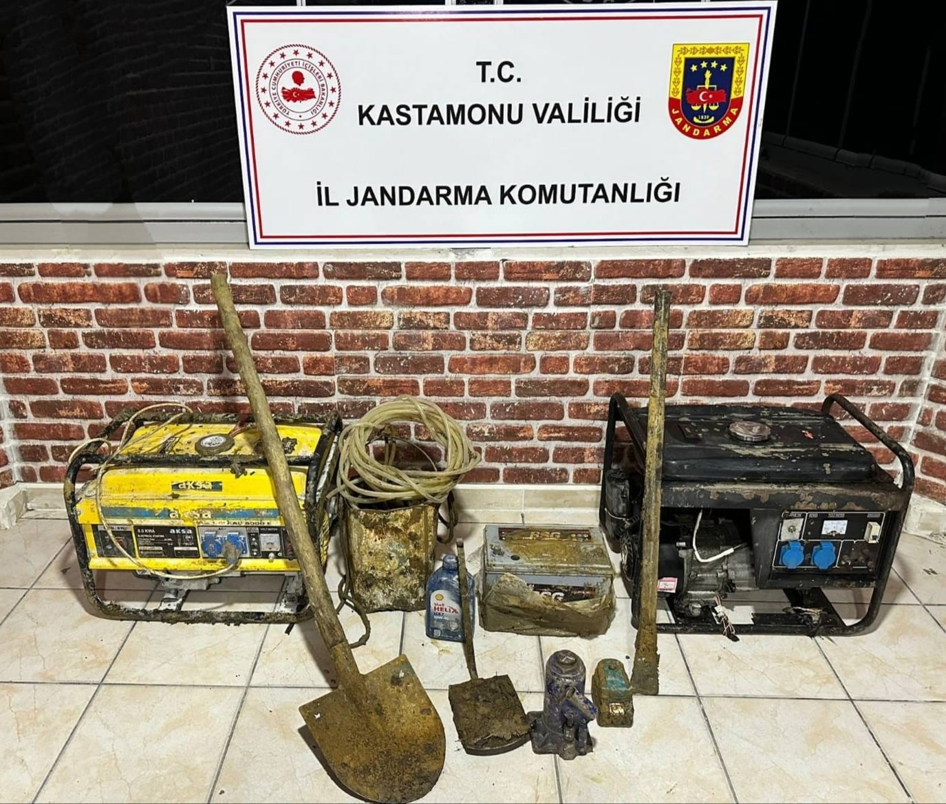 Kastamonu’da Kaçak Kazıya Suçüstü! Jandarma Definecilere Göz Açtırmadı