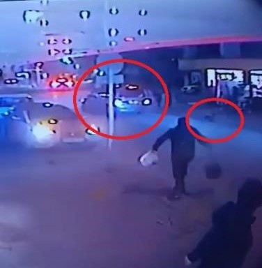 İznik’te 9 Yaşındaki Çocuğa Hafif Ticari Araç Çarptı, Kaza Anı Kamerada (1)