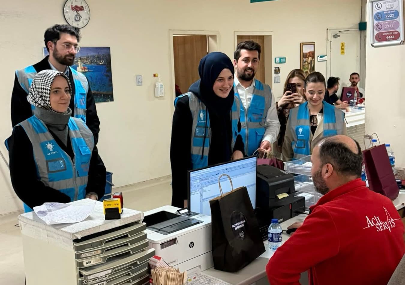 Ak Gençlik, Tıp Bayramı’nda Nöbet Tutan Sağlıkçıları Unutmadı (2)