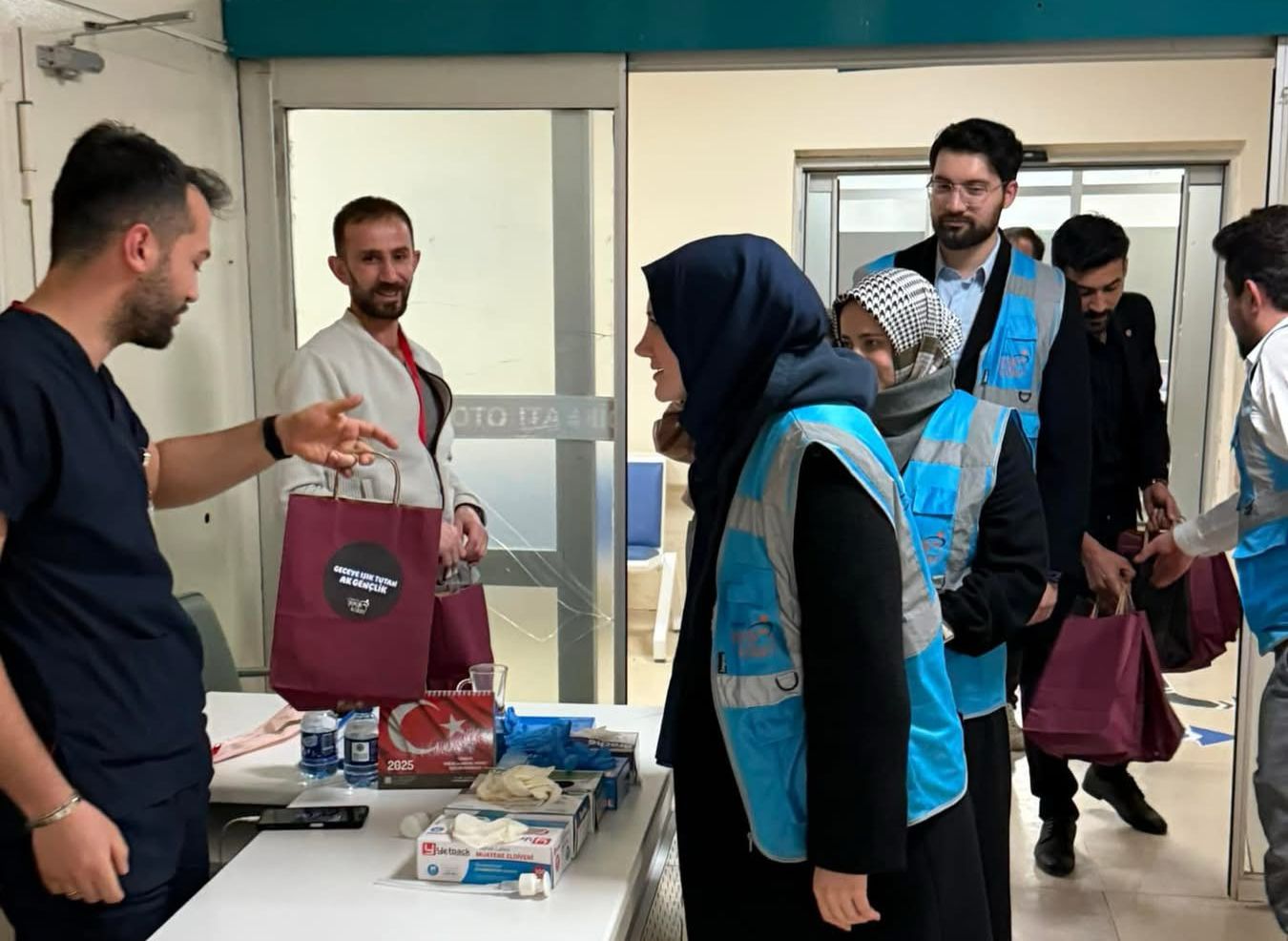 Ak Gençlik, Tıp Bayramı’nda Nöbet Tutan Sağlıkçıları Unutmadı (3)