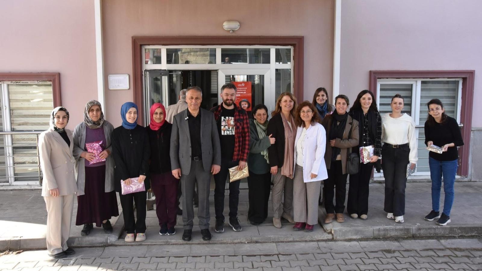 Başkan Sopacı, 8 Mart Dünya Emekçi Kadınlar Günü’nde Kamu Çalışanı Kadınları Ziyaret Etti (3)