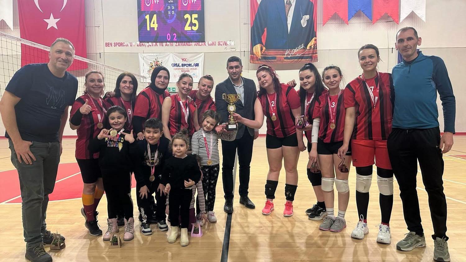 Çankırı Belediyespor Evinin Sultanları Voleybol Turnuvası Şampiyonu! (2)