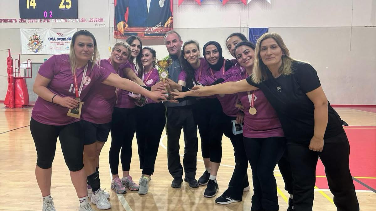 Çankırı Belediyespor Evinin Sultanları Voleybol Turnuvası Şampiyonu! (3)