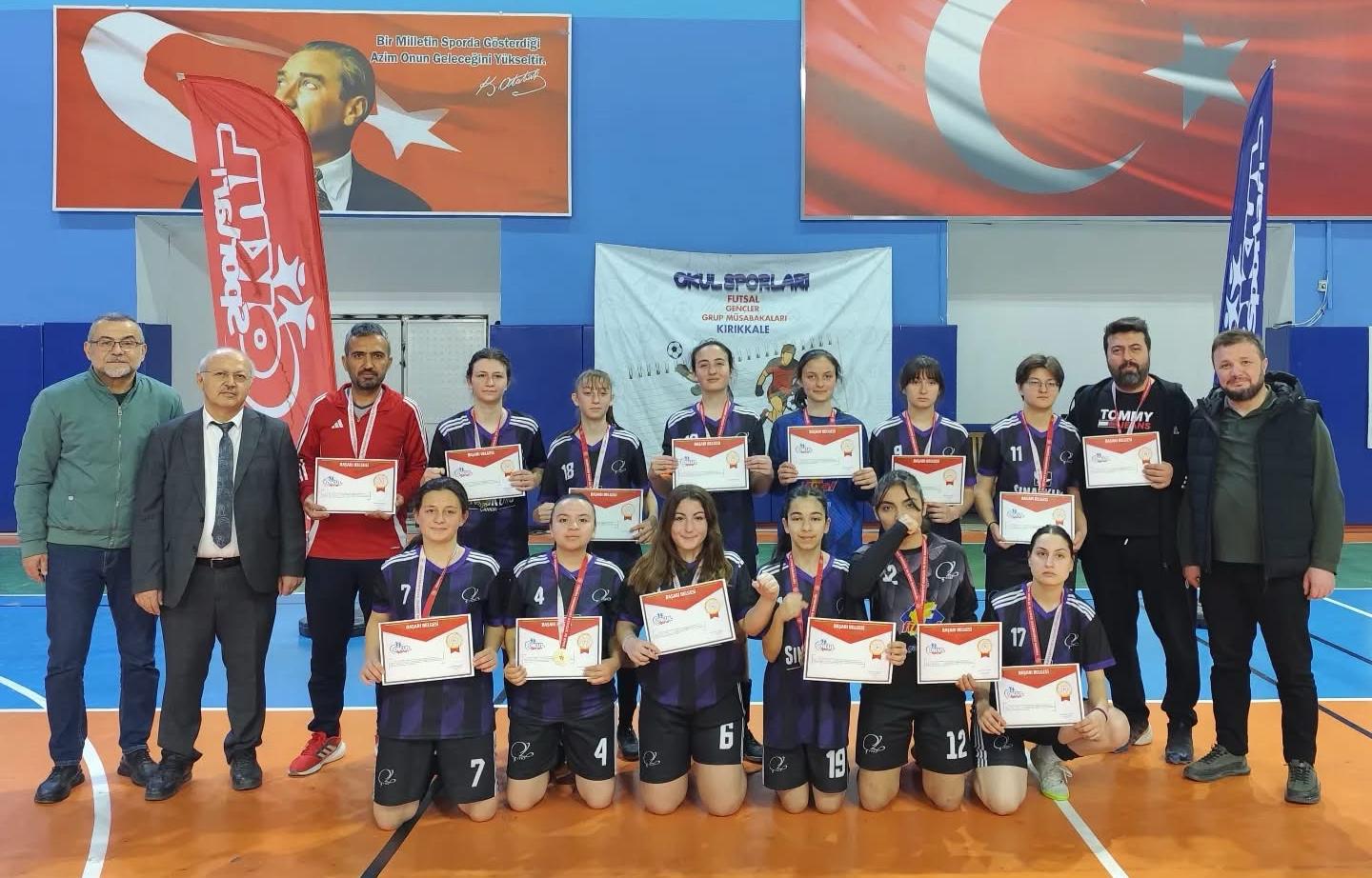 Çankırı Lisesi, Kız Futsal Grup Müsabakaları'nda Yarı Finale Yükseldi (2)