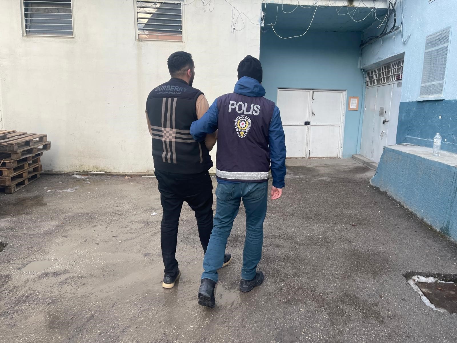 D 100 Karayolunda Polisi Şaşırtan Anlar! Hapis Cezalı Sürücü Kontrolde Yakalandı (1)