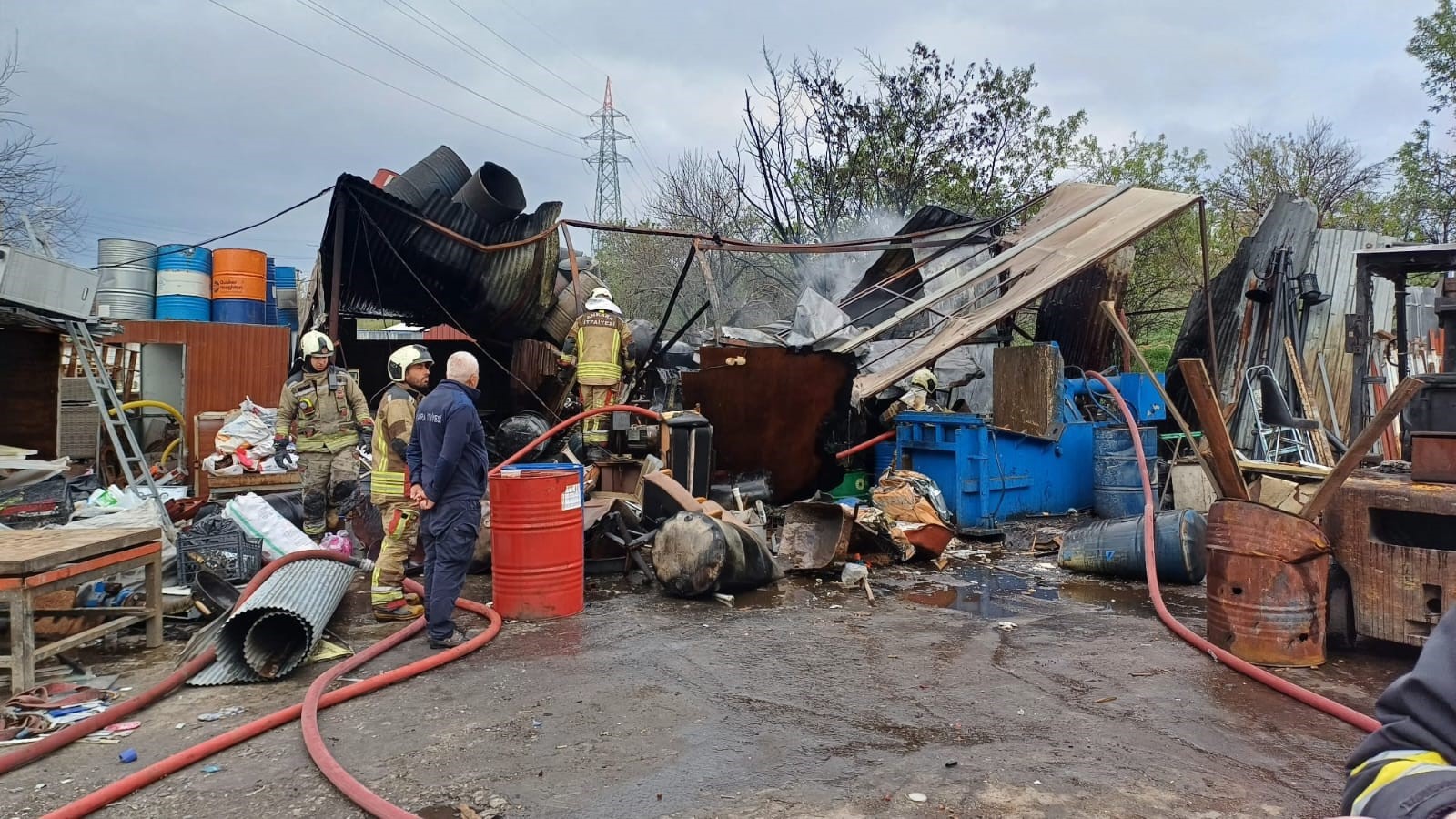 Ankara’da Hurdalıkta Korkutan Yangın! Variller Bomba Gibi Patladı (3)