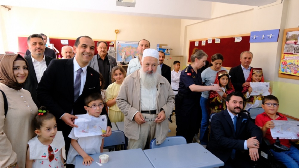 26 Bini Aşkın Öğrenci Karnesini Aldı, Tatil Coşkusu Başladı (1)