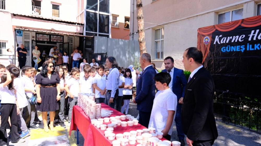 26 Bini Aşkın Öğrenci Karnesini Aldı, Tatil Coşkusu Başladı (8)