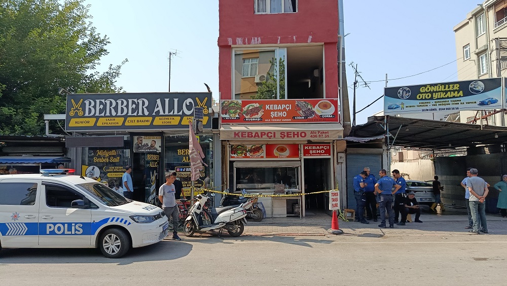 Adana’da Aile Faciası Genç Adam Annesini Bıçakladı (1)