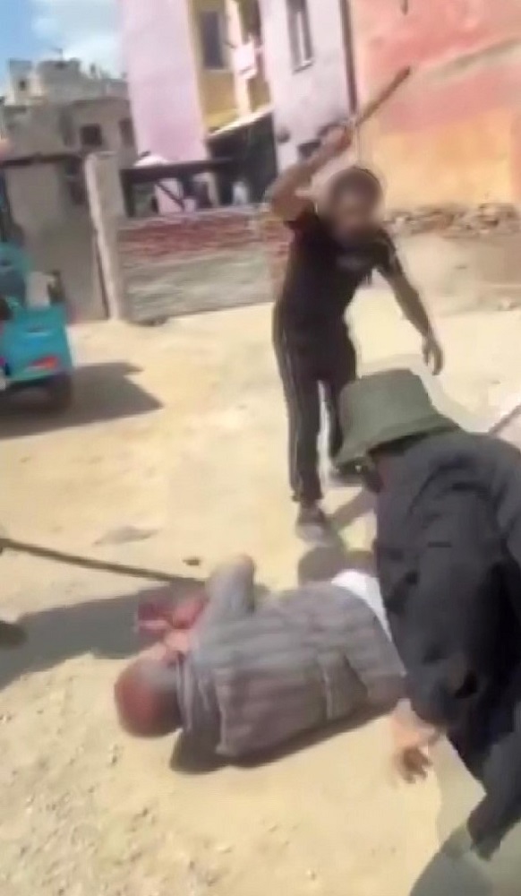 Adana’da Sopalı Şiddet Kamerada Yaşlı Adamı Da Acımadan Dövdüler (1)