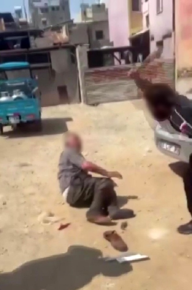 Adana’da Sopalı Şiddet Kamerada Yaşlı Adamı Da Acımadan Dövdüler (2)