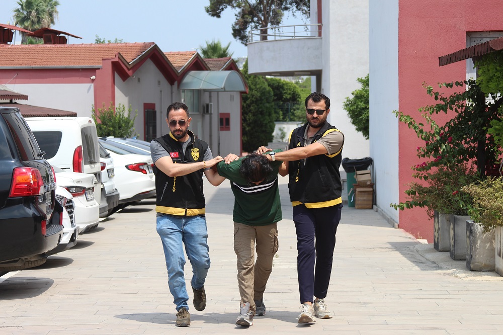 Adana’da Sopalı Şiddet Kamerada Yaşlı Adamı Da Acımadan Dövdüler (3)