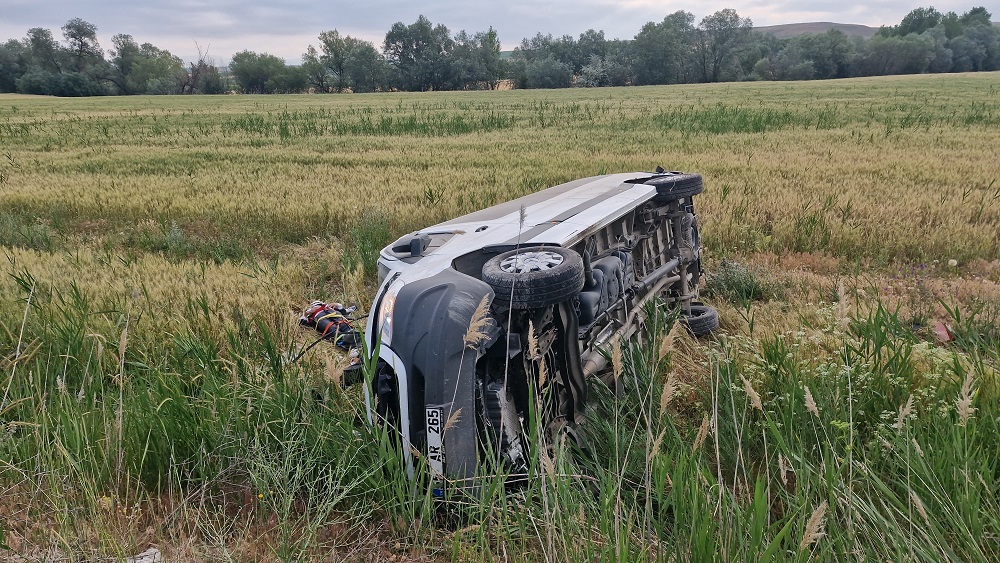 Alaca’da Minibüs Şarampole Yuvarlandı Yaralılar Var (2)