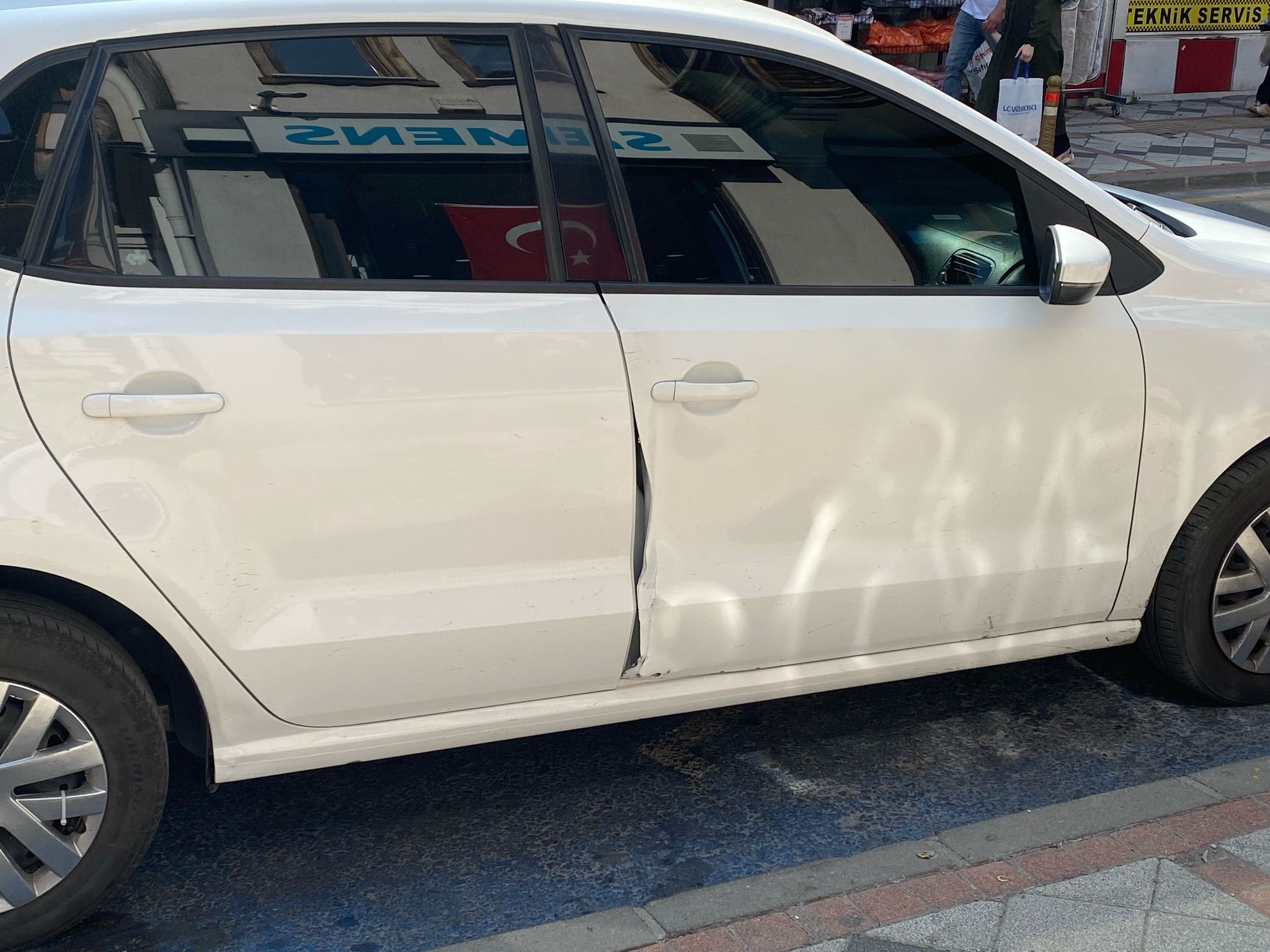 Aniden Açılan Kapı Kazaya Neden Oldu Motosiklet Sürücüsü Yaralandı (1)