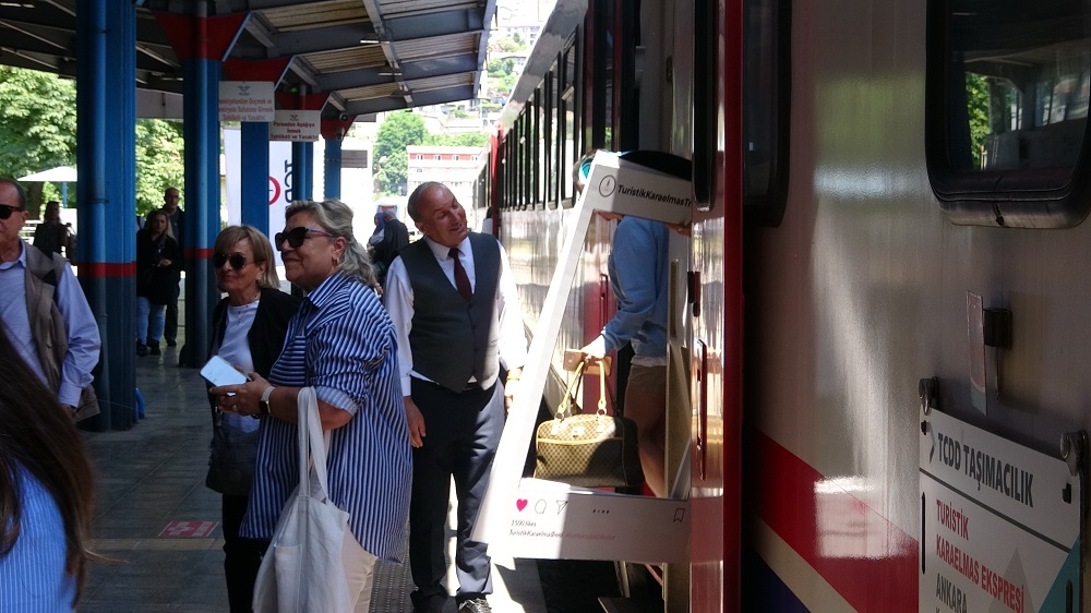 Ankara’dan Yola Çıkan Turistik Tren Zonguldak’ta Coşkuyla Karşılandı (2)