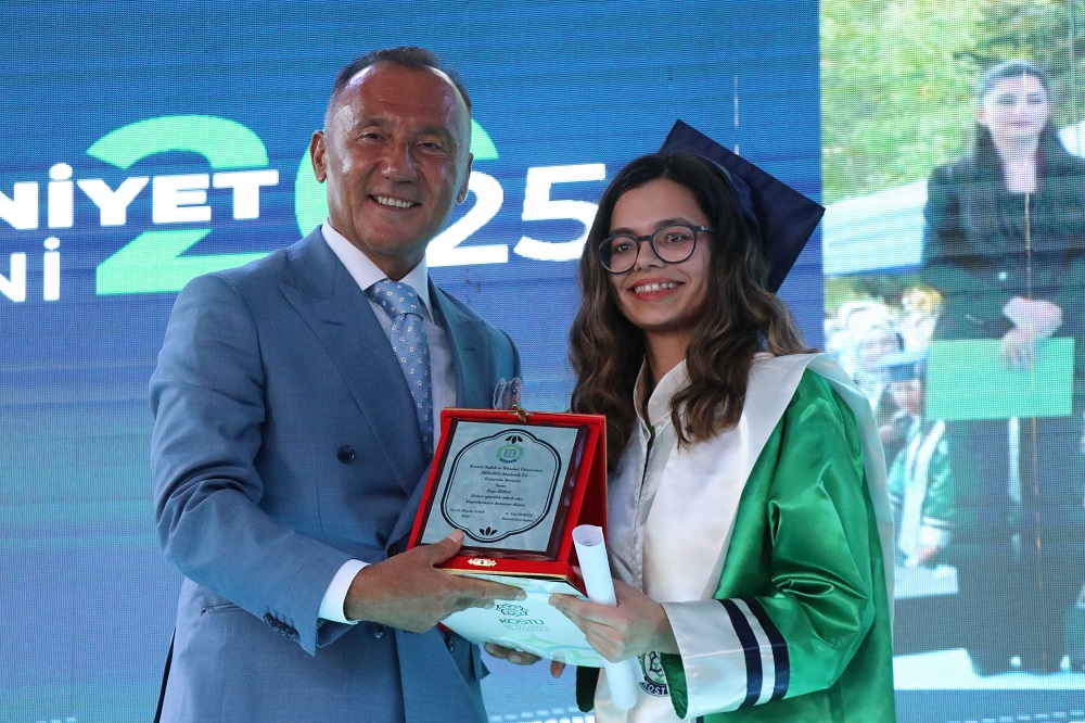 Anne Kız Diş Sağlığı Yolunda El Ele Mezun Oldular, Şimdi Klinik Kuracaklar (2)