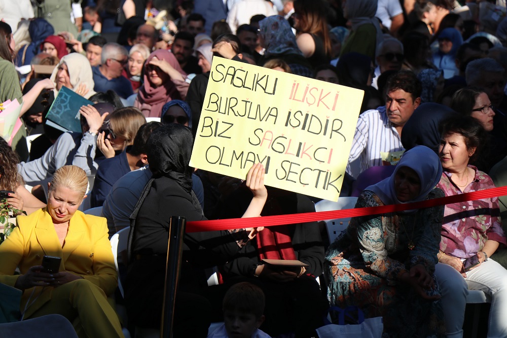 Anne Kız Diş Sağlığı Yolunda El Ele Mezun Oldular, Şimdi Klinik Kuracaklar (3)