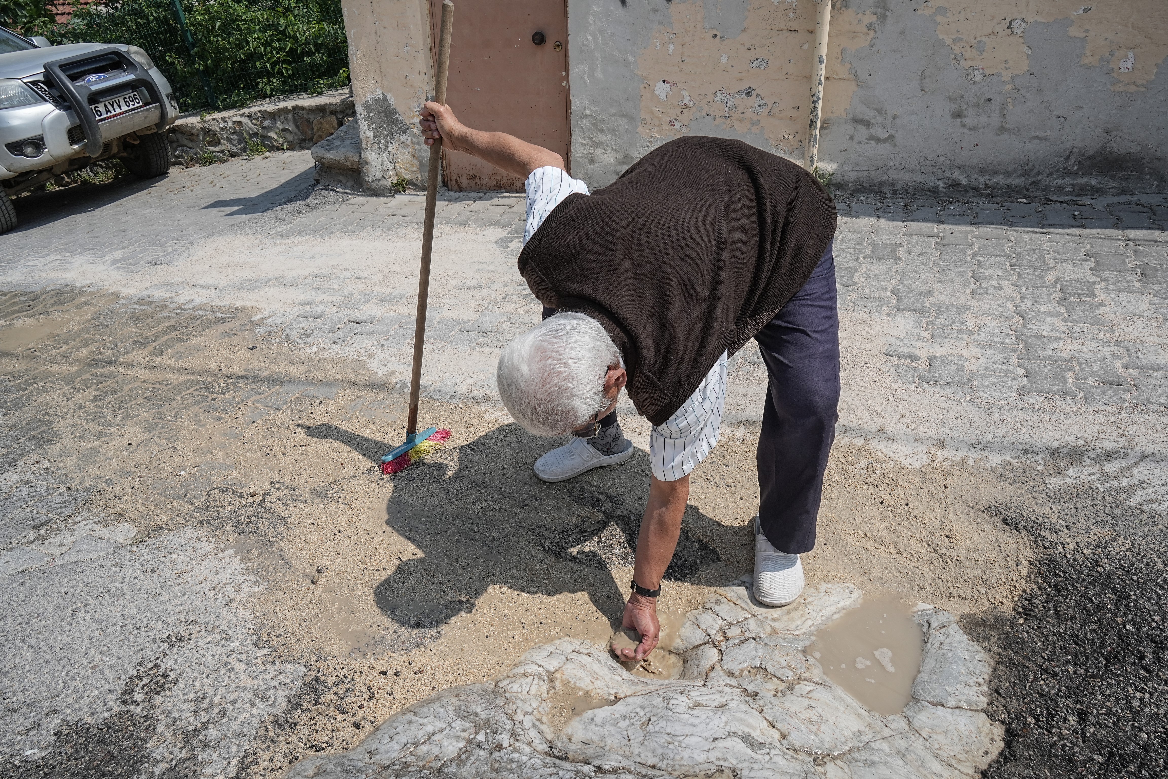 Aziz Mahmud Hüdayi'nin Atının İzleri Hâlâ Duruyor 65 Yıldır Her Gün Temizliyor! (2)