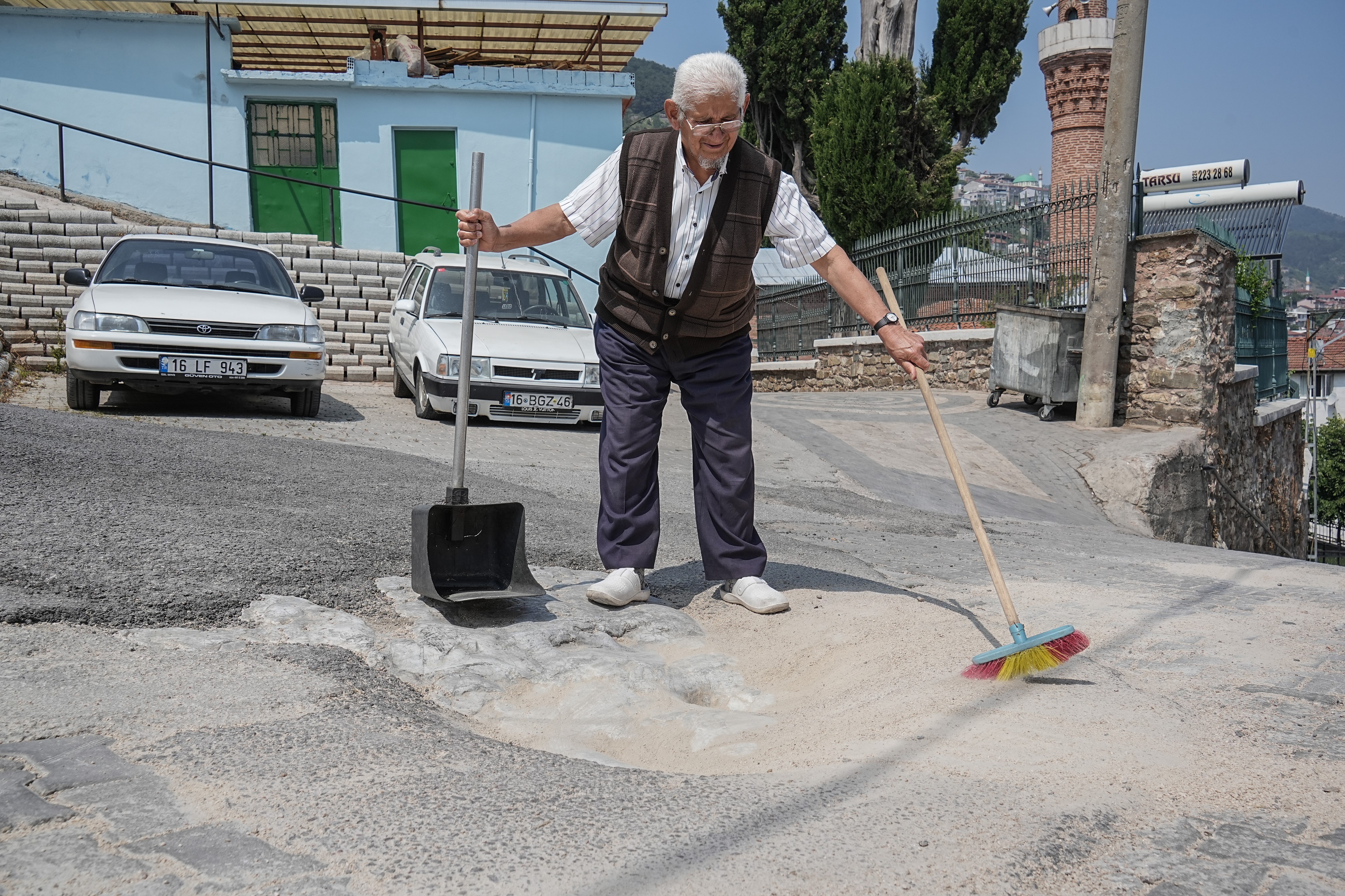 Aziz Mahmud Hüdayi'nin Atının İzleri Hâlâ Duruyor 65 Yıldır Her Gün Temizliyor! (3)