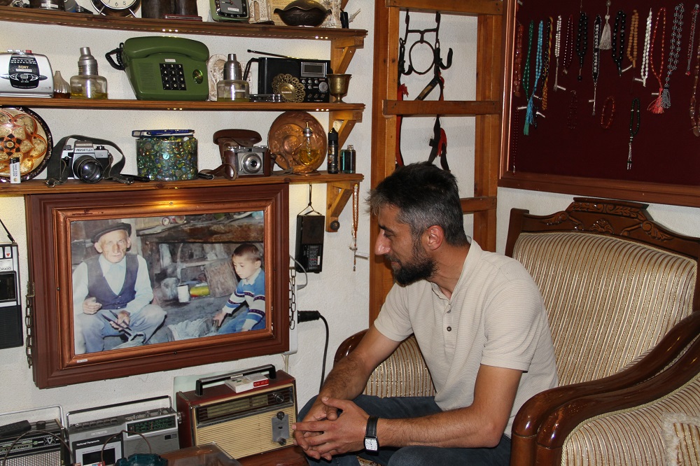 Babasının Mirasını Antika Koleksiyonuna Dönüştürdü (10)
