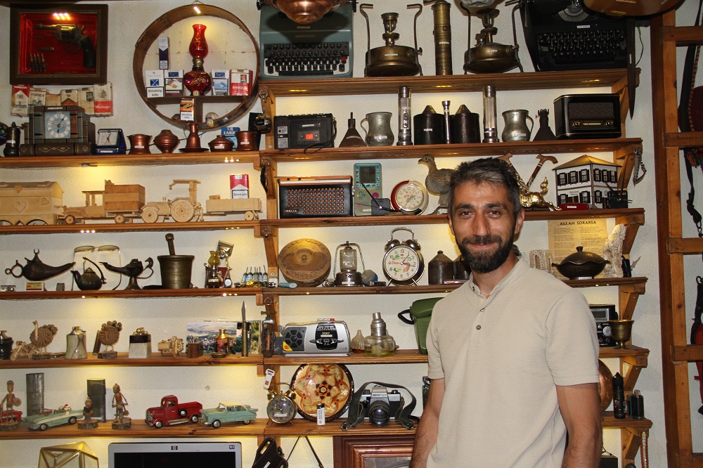 Babasının Mirasını Antika Koleksiyonuna Dönüştürdü (2)