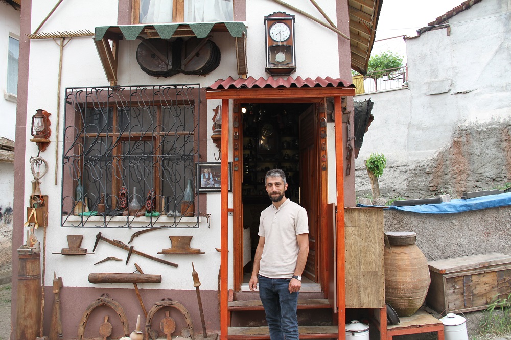 Babasının Mirasını Antika Koleksiyonuna Dönüştürdü (3)