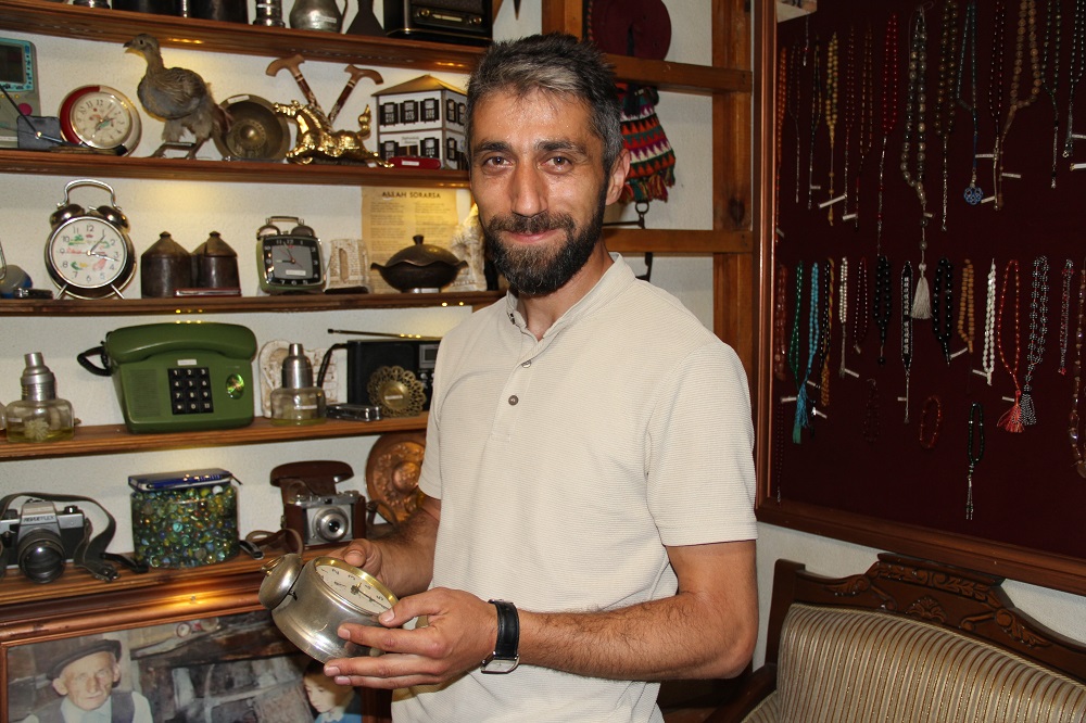 Babasının Mirasını Antika Koleksiyonuna Dönüştürdü (6)