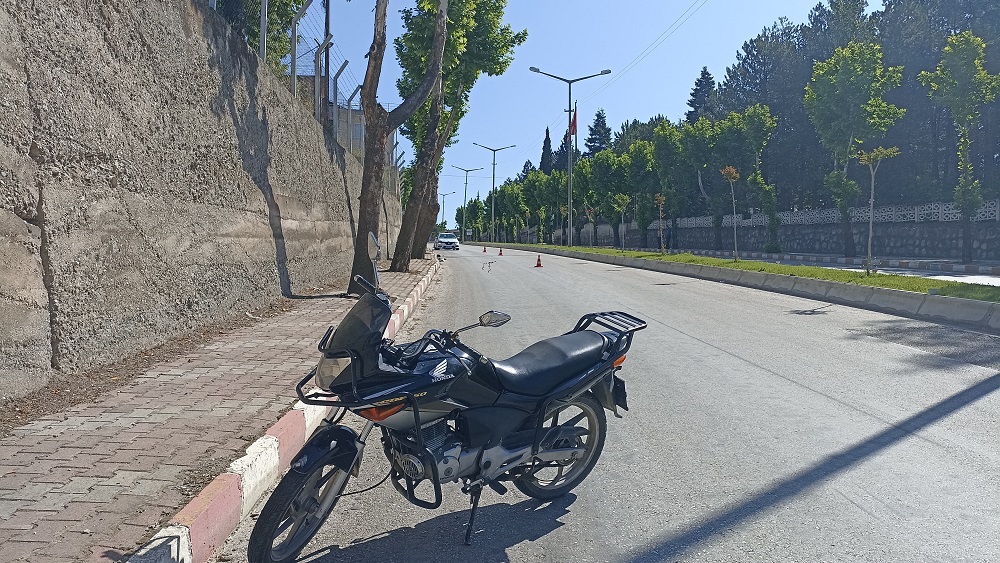 Bariyere Çarpan Motosiklet Sürücüsü Hastaneye Kaldırıldı (1)