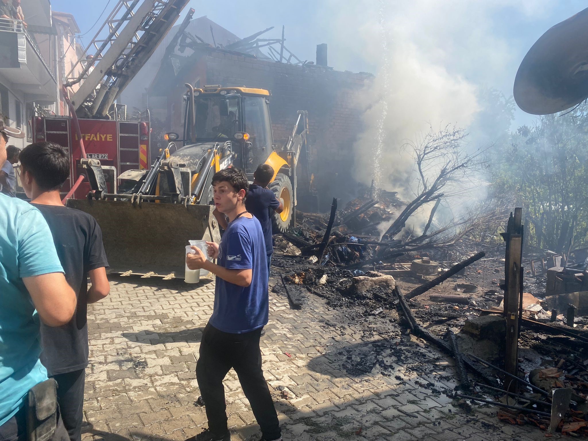 Bartın’da Korkutan Yangın Ocaktan Sıçrayan Kıvılcımlar 5 Evi Yaktı (2)