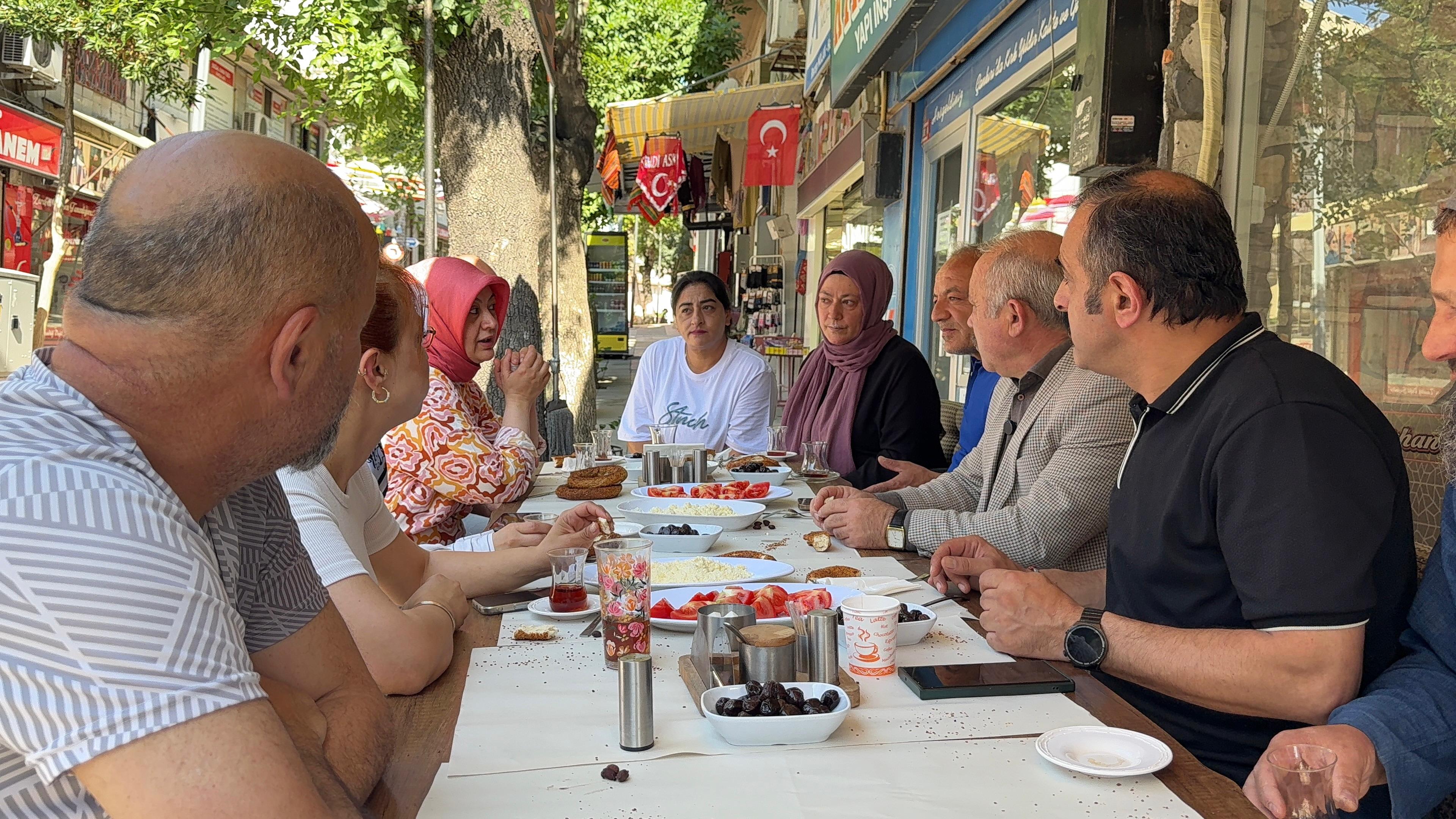 Başkan Esen Yukarı Çarşı Esnafıyla Kahvaltıda Buluştu (4)