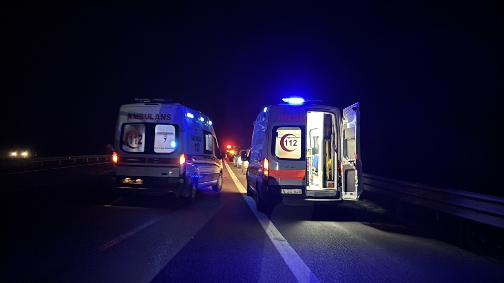 Bolu Tem Otoyolu’nda Minibüs Ile Kamyon Çarpıştı 16 Yaralı (2)