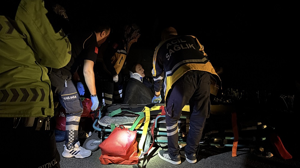 Bolu Tem Otoyolu’nda Minibüs Ile Kamyon Çarpıştı 16 Yaralı (4)