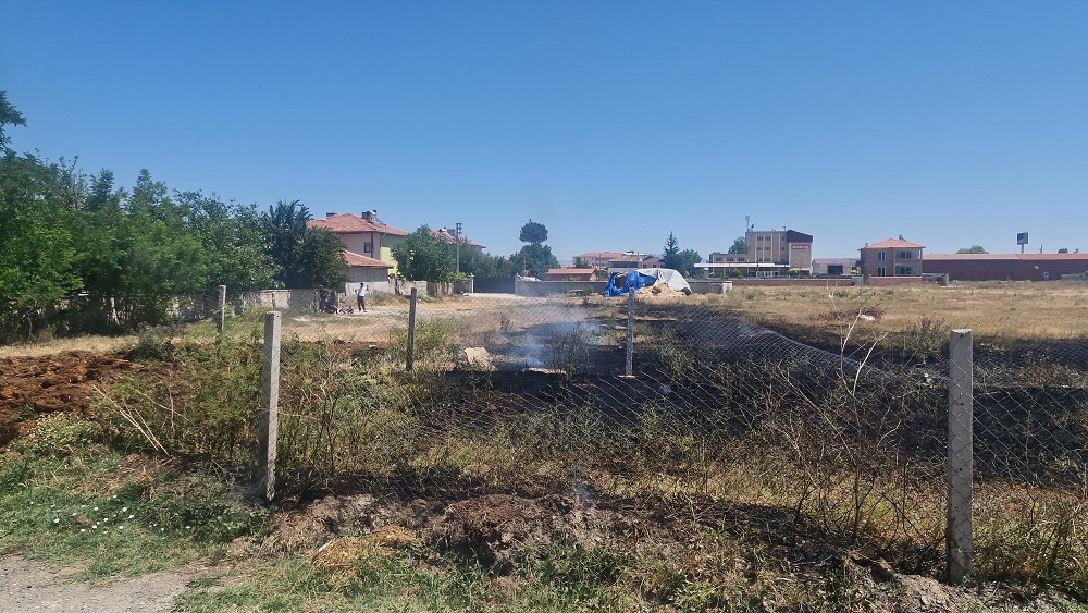 Boş Arsada Örtü Yangını Paniğe Neden Oldu (1)