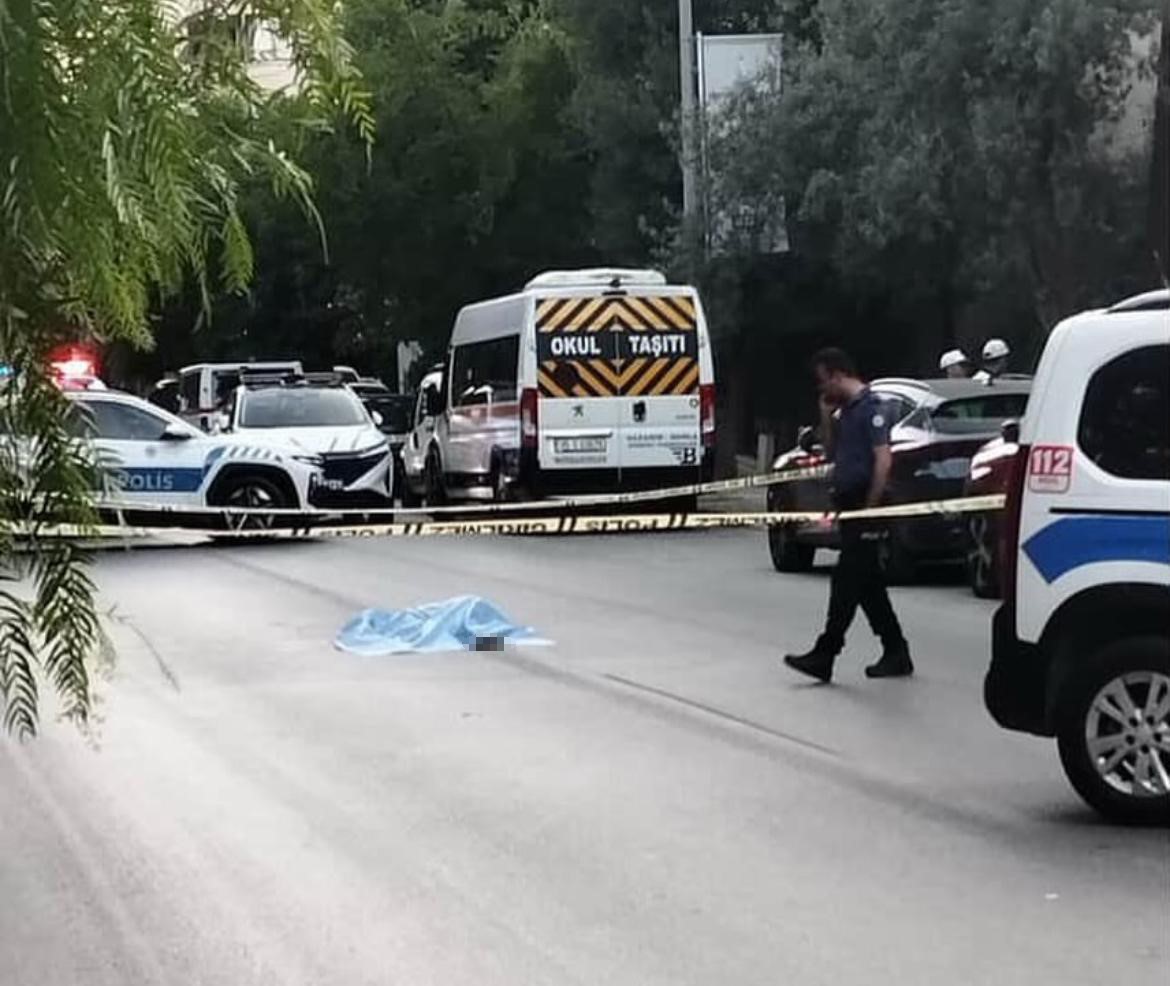Buca’da Trafiğin Ortasına Yatan Kadın Hayatını Kaybetti