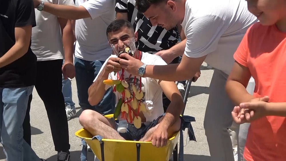 Bursa’da Damat Onur’a Yumurta, Un Ve Saksı Kırma Şovu (1)