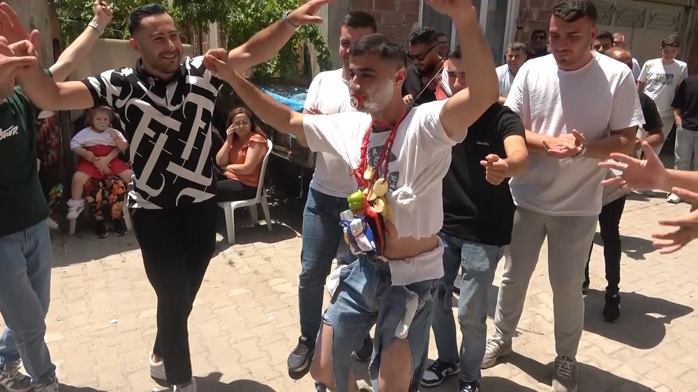Bursa’da Damat Onur’a Yumurta, Un Ve Saksı Kırma Şovu (3)